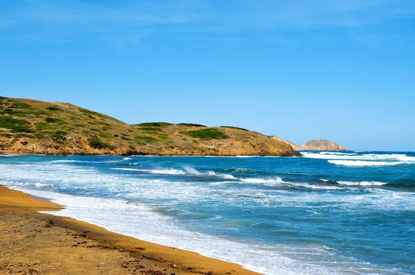 Pohled na binimela pláži v menorca, Baleárské ostrovy, Španělsko — Stock fotografie
