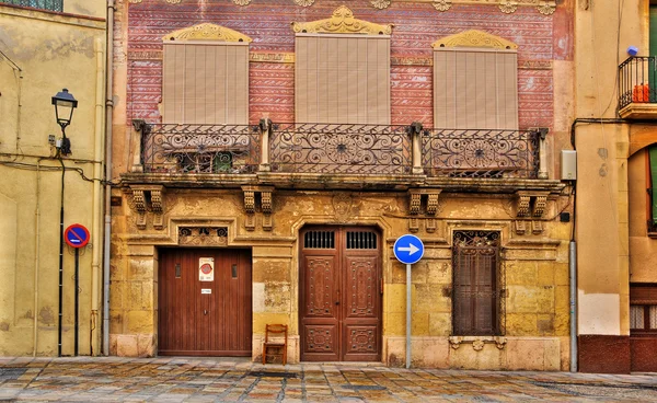 Alte fassade in der altstadt von tarragona, spanien — Stockfoto