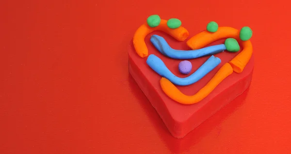 Un cuore di plastilina colorato — Foto Stock