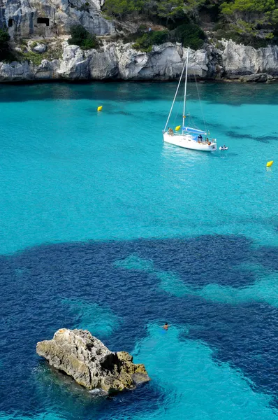 Βάρκα σε μια παραλία στην Μενόρκα, Βαλεαρίδες Νήσοι, Ισπανία — Φωτογραφία Αρχείου