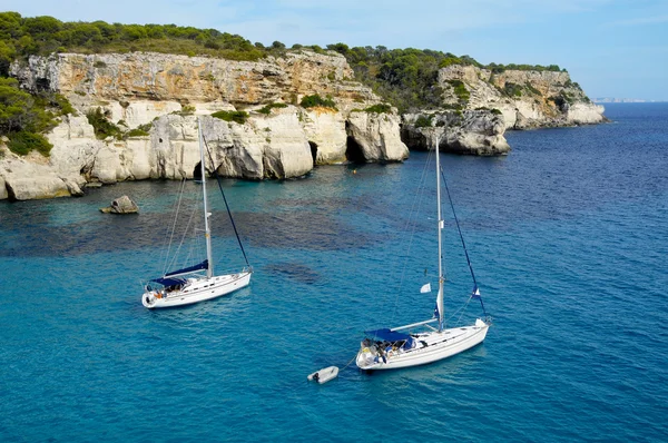Barcos em uma praia em Menorca, Ilhas Baleares, Espanha — Fotografia de Stock