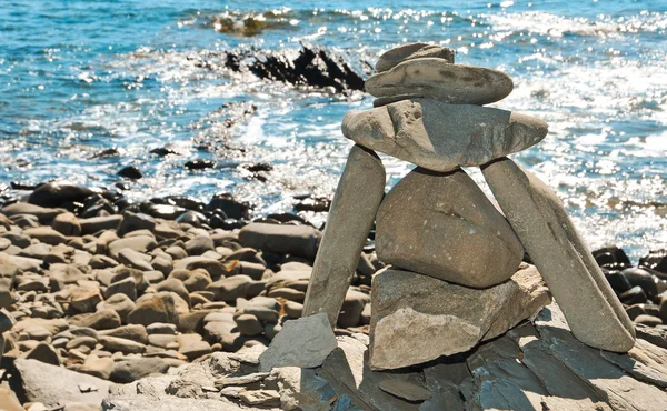 Каменный стек на пляже в Менорке, Балеарские острова, Испания — стоковое фото