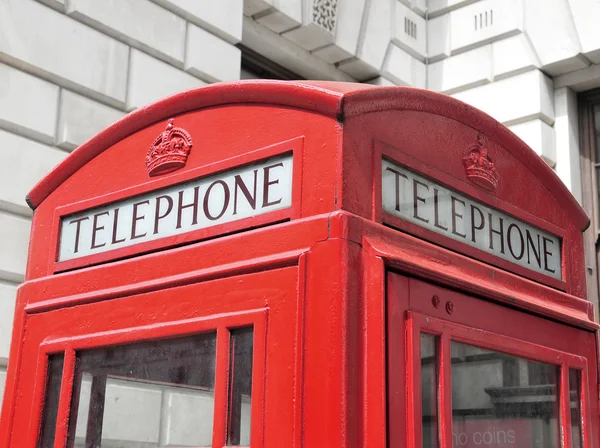 Caja de teléfono roja clásica en Londres, Reino Unido — Foto de Stock