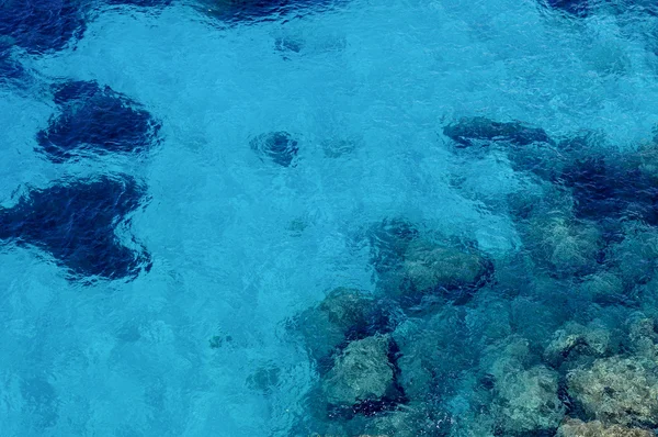 Fechar de um mar azul tropical — Fotografia de Stock