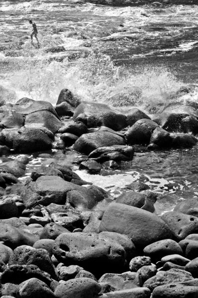 Acqua di mare spruzzi sulle rocce — Foto Stock