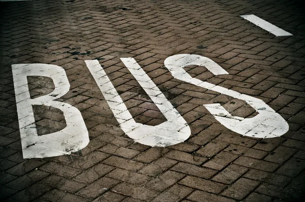 Автобусная полоса, нарисованная на улице — стоковое фото