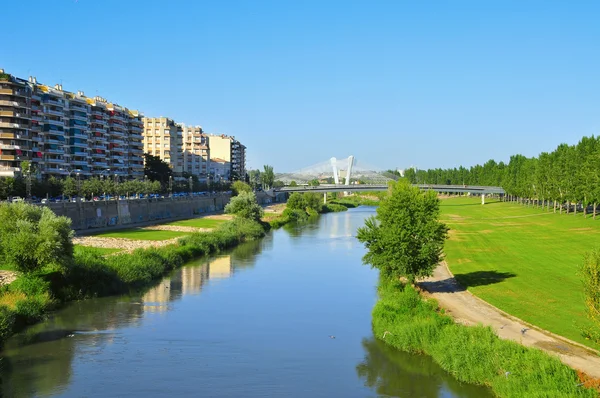 Rio Segre em Lleida, Espanha — Fotografia de Stock