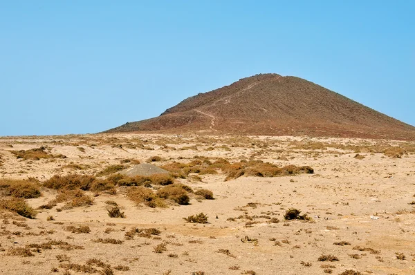 Een weergave van montana roja vulkaan in tenerife, Canarische eilanden, spai — Stockfoto