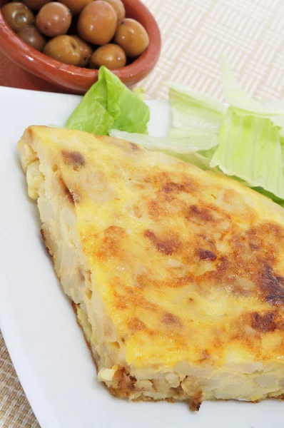Tortilla de patatas ve zeytin — Stok fotoğraf