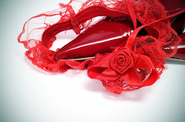 Red garter and pointy shoes — Stock Photo, Image