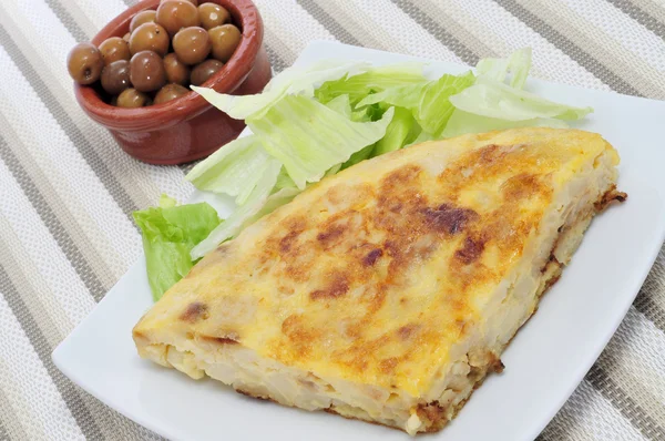 Tortilla de patatas en olijven — Stockfoto
