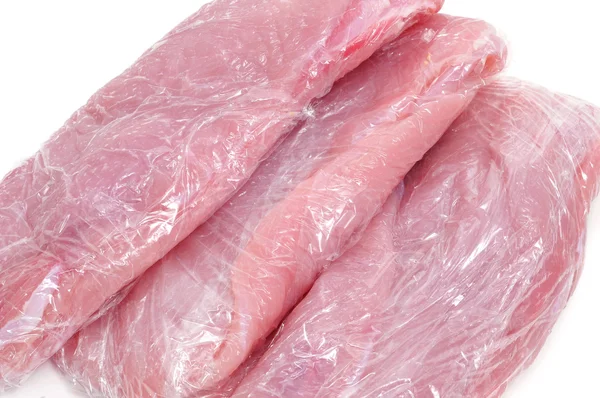Plastik wrap sarılı tavuk eti — Stok fotoğraf