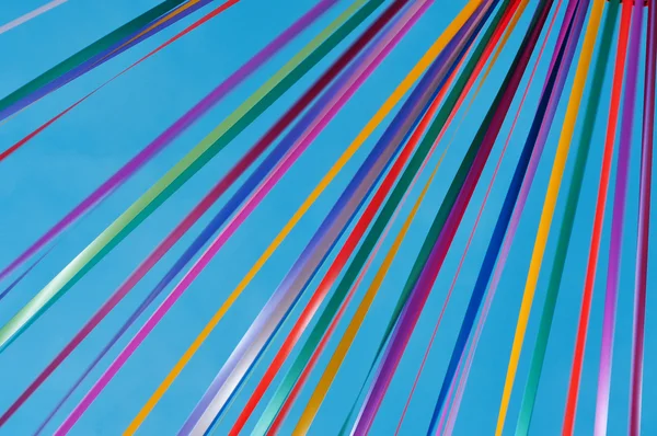 Bänder in verschiedenen Farben über dem blauen Himmel — Stockfoto