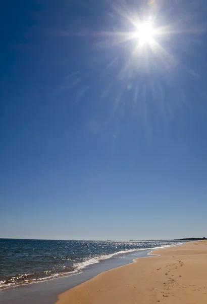 Απογευματινό ήλιο πάνω από την παραλία — Φωτογραφία Αρχείου