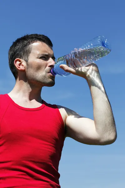 スポーツの後の水を飲む — ストック写真