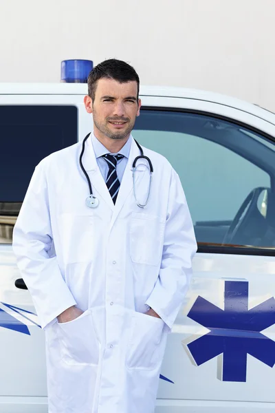 Doktor ve ambulans — Stok fotoğraf