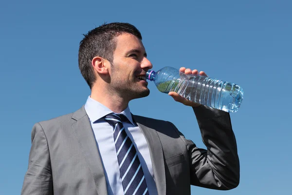 Вода для бизнесмена — стоковое фото