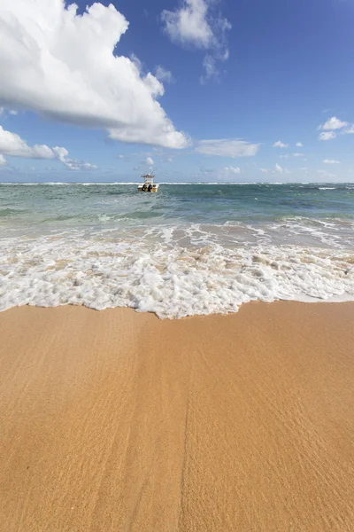 Båt och strand — Stockfoto