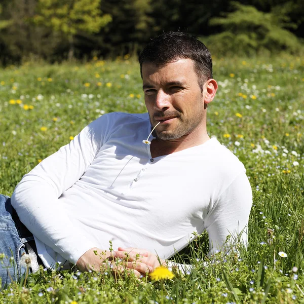 Расслабленный человек на траве — стоковое фото