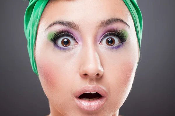 Surprised pin-up woman with open eyes and mouth — Stock Photo, Image