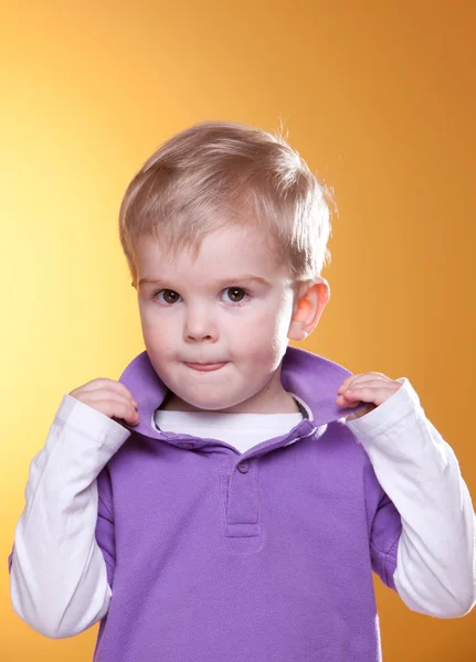 Schattige blonde jongen poseren — Stockfoto