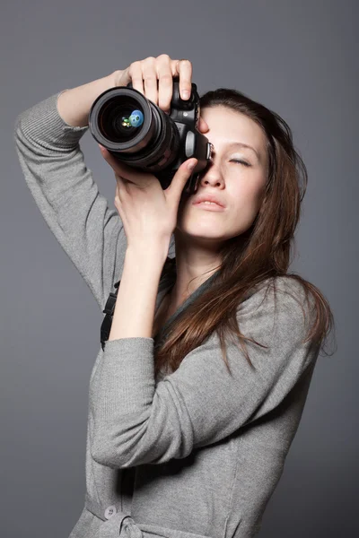 Piękna kobieta fotograf z aparatu — Zdjęcie stockowe