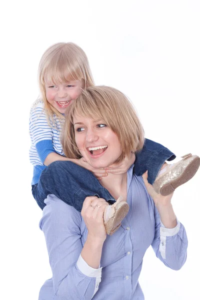 子供の遊びの肩の上で幸せの笑みを浮かべてママ — ストック写真