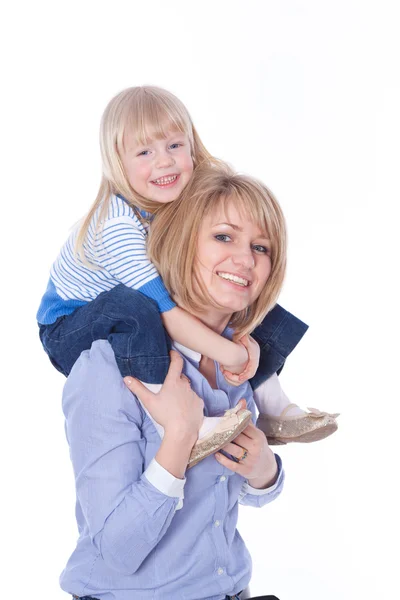 Улыбающаяся мама с ребенком на плечах — стоковое фото