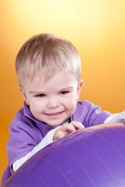Un băiat fericit râde lângă minge — Fotografie, imagine de stoc