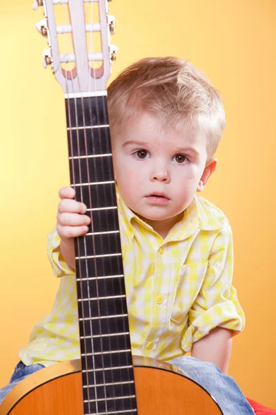 Niño proponiendo tocar la guitarra — Foto de Stock