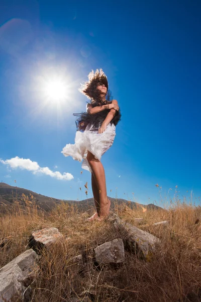 Moda hermosa mujer posando en las montañas —  Fotos de Stock