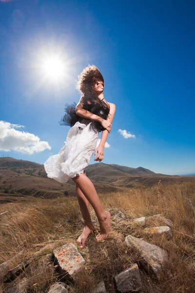 Divat gyönyörű nő pózol a hegyekben — Stock Fotó