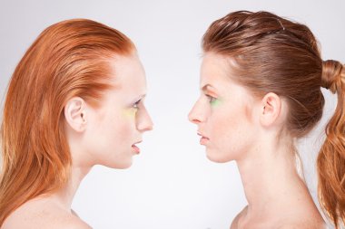 iki Kızıl saçlı kadının profili