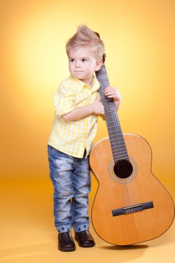 küçük çocuk oyun gitar