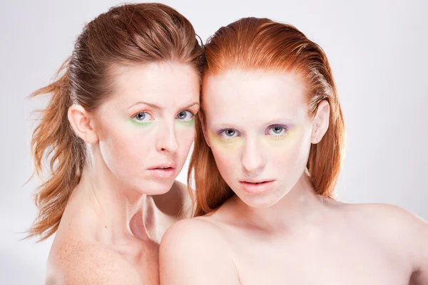 Deux belles femmes aux cheveux roux — Photo