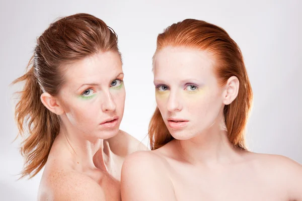 Dos mujeres guapas de pelo rojo —  Fotos de Stock
