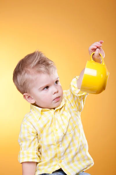 Dziecko Pokaż pusty kubek — Zdjęcie stockowe