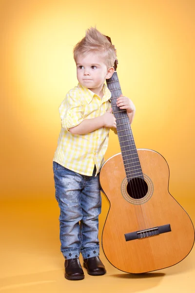 O rapazinho toca guitarra. — Fotografia de Stock
