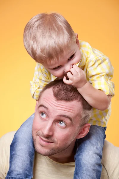 Young father play with son on his shoulders — Stock Photo, Image
