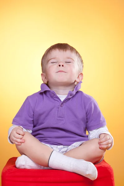 Lindo niño feliz en la meditación Imagen de stock