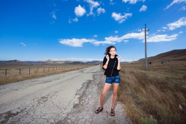 mujer hermosa en carretera de montaña