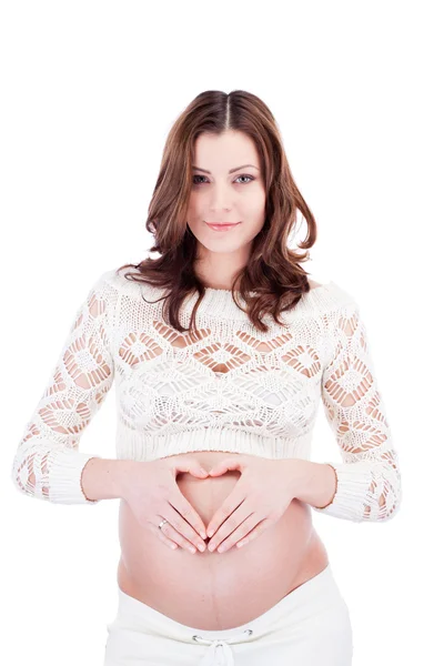 Sorrindo mulher grávida fazendo sinal de coração na barriga — Fotografia de Stock
