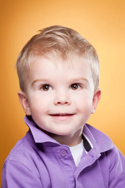 Uśmiechający się ładny mały chłopiec — Zdjęcie stockowe