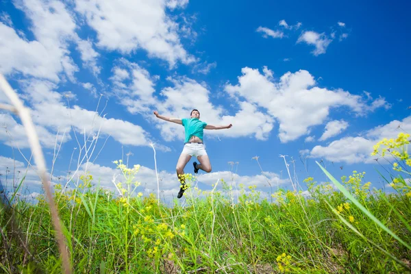 Jovem feliz pular — Fotografia de Stock