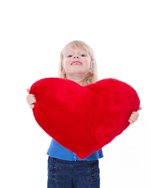 Roztomilé dítě s červeným srdcem, při pohledu na fotoaparát — Stock fotografie