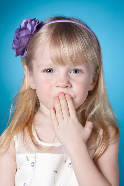 Roztomilá holčička poslat polibek — Stock fotografie