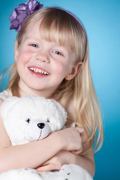 Gelukkig lachend meisje met speelgoed — Stockfoto