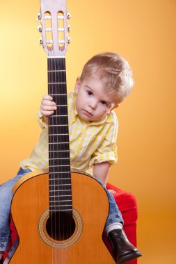 öneren çocuk gitar çalmak