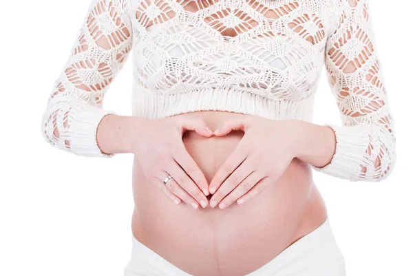 妊娠中の女性の腹にハートの記号を表示します。 — ストック写真