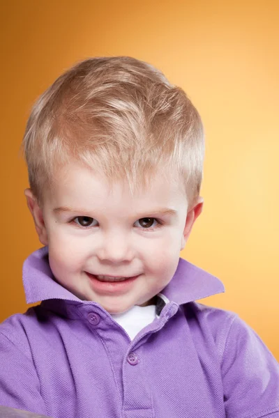 Sevimli küçük çocuk gülümseyen — Stok fotoğraf